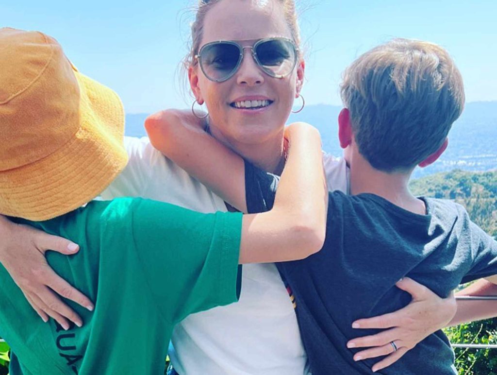 Felix Handelman: Elizabeth Banks Pictures, Photos & Images